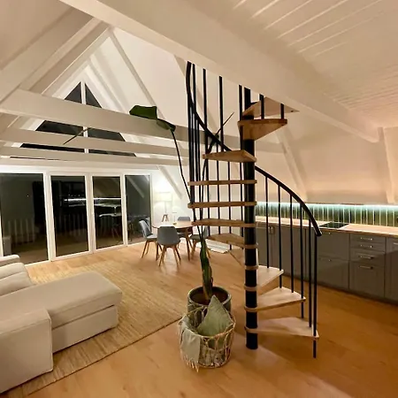 Black Pine Feriehus *